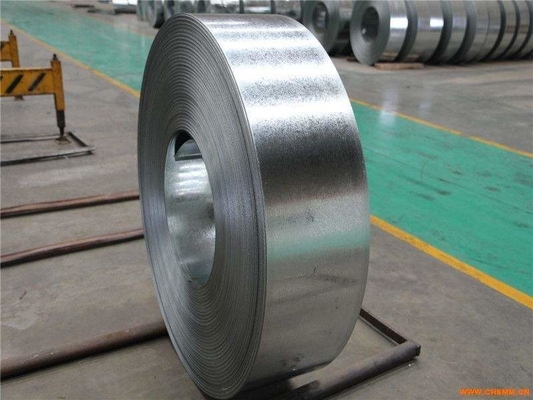 La grande paillette galvanisée laminée à chaud le gigaoctet AISI DIN BS de bande en acier 400mm a galvanisé l'acier de bande