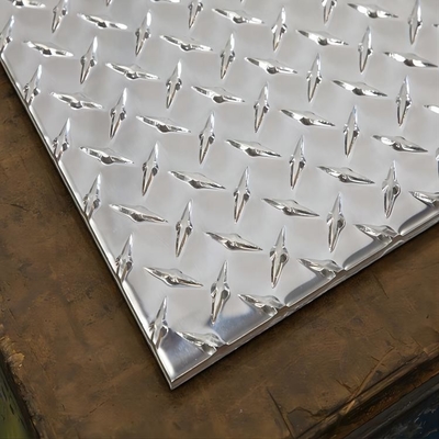 1050 1100 3003 5052 Plat à carreaux en aluminium de diamant de relief pour des panneaux de signalisation routière