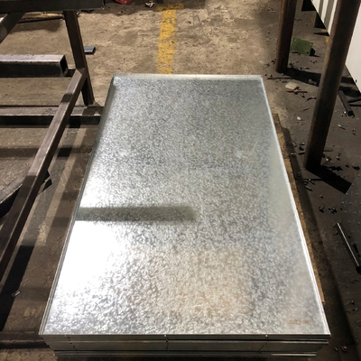 Z140 Z350 Panneaux de toiture en acier galvanisé de 4 pieds x 8 pieds DX54D DX55D 0,2-6 mm d'épaisseur dans le bâtiment