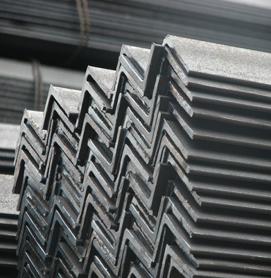 Acier d'angle laminé à chaud à 90 ° galvanisé avec des tailles standard 100x100x10MM Q235 Q345 Acier au carbone